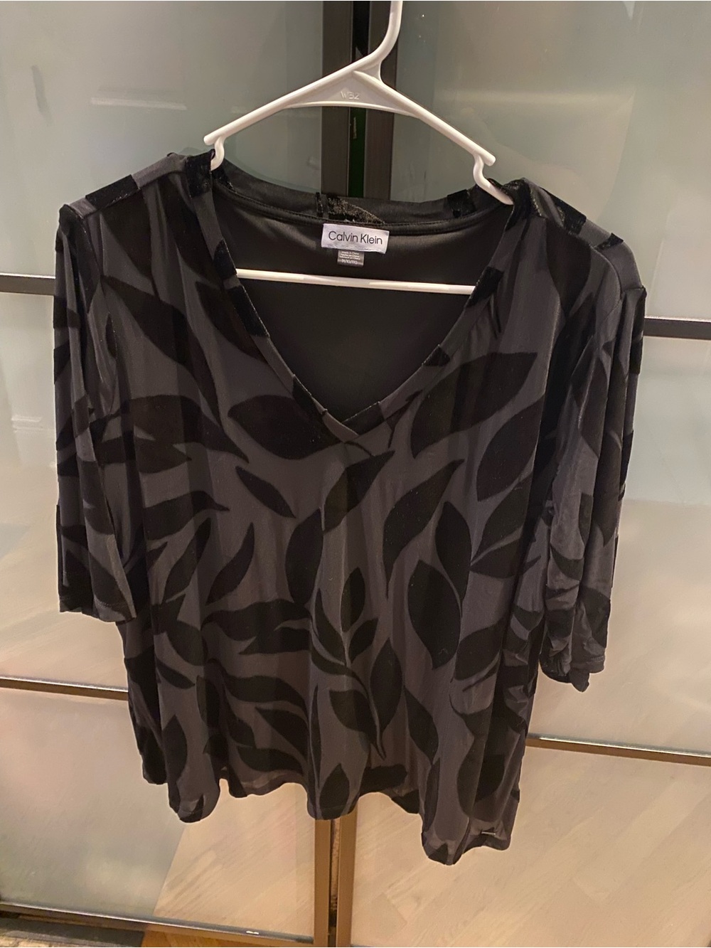 Calvin Klein Black Leaf-Print V-Neck Short Sleeve Blouse